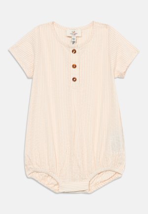 Barboteuse bébé manches courtes avec des rayures verticales pêche pâle, trois boutons marron sur la poitrine et des ouvertures élastiques aux jambes.