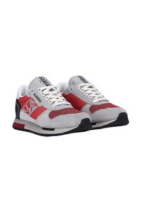 Scarpe sportive grigie e rosse realizzate in materiale scamosciato e mesh, con un colletto imbottito, lacci bianchi e una suola in gomma strutturata con un accento nero.