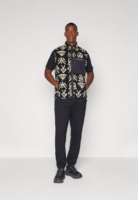 Peak Performance GRAPHIC VEST - Strukirani kaput - black