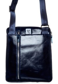 Borsa a tracolla in pelle blu navy con finitura lucida, dotata di tasca frontale con zip, tracolla regolabile e un piccolo logo.
