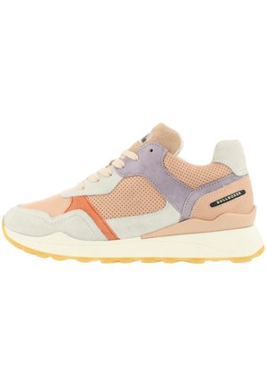 Low-top sneaker met beige, perzik, paarse en oranje suède panelen, crèmekleurige veters, geperforeerde zijkanten en een gele rubberen zool, merk "Bullboxer."