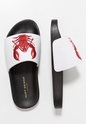 Sorte slidesandaler med hvide stropper, der har røde broderede hummere og gyldent 'Kurt Geiger London'-tekst indeni fodsengen.