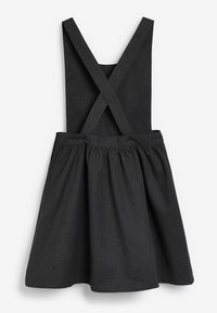 Robe en denim gris foncé avec des bretelles croisées, jupe froncée et taille cintrée. Design simple sans motifs ou accessoires supplémentaires.