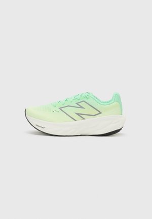 Chaussure de course vert clair avec semelle blanche rembourrée, design à lacets et grand logo "N" réfléchissant sur le côté.