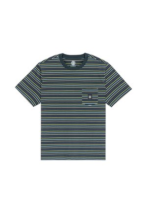 Gestreiftes Kurzarm-T-Shirt in Marineblau mit grünen und gelben Streifen, ausgestattet mit einer linken Brusttasche und einem Logo-Patch. Aus Baumwollmaterial.