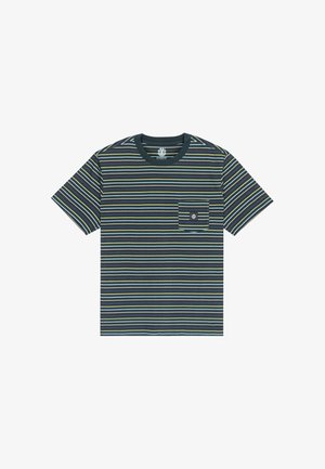 Stribet kortærmet t-shirt i marineblå, med grønne og gule striber, med en lomme på venstre bryst og et logo påført. Materialet er bomuld.