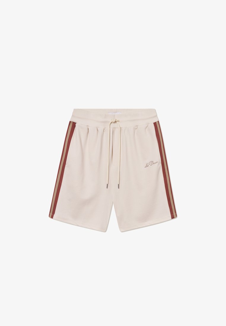 Shorts beiges en tissu doux, dotés de deux bandes verticales bordeaux de chaque côté, d'une taille élastique et d'une fermeture à cordon.