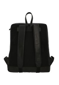 Musta reppu, jossa on pehmustetut olkahihnat, nahkareunus ja ylhäältä kantohihna, näkyy takaa valkoista taustaa vasten.