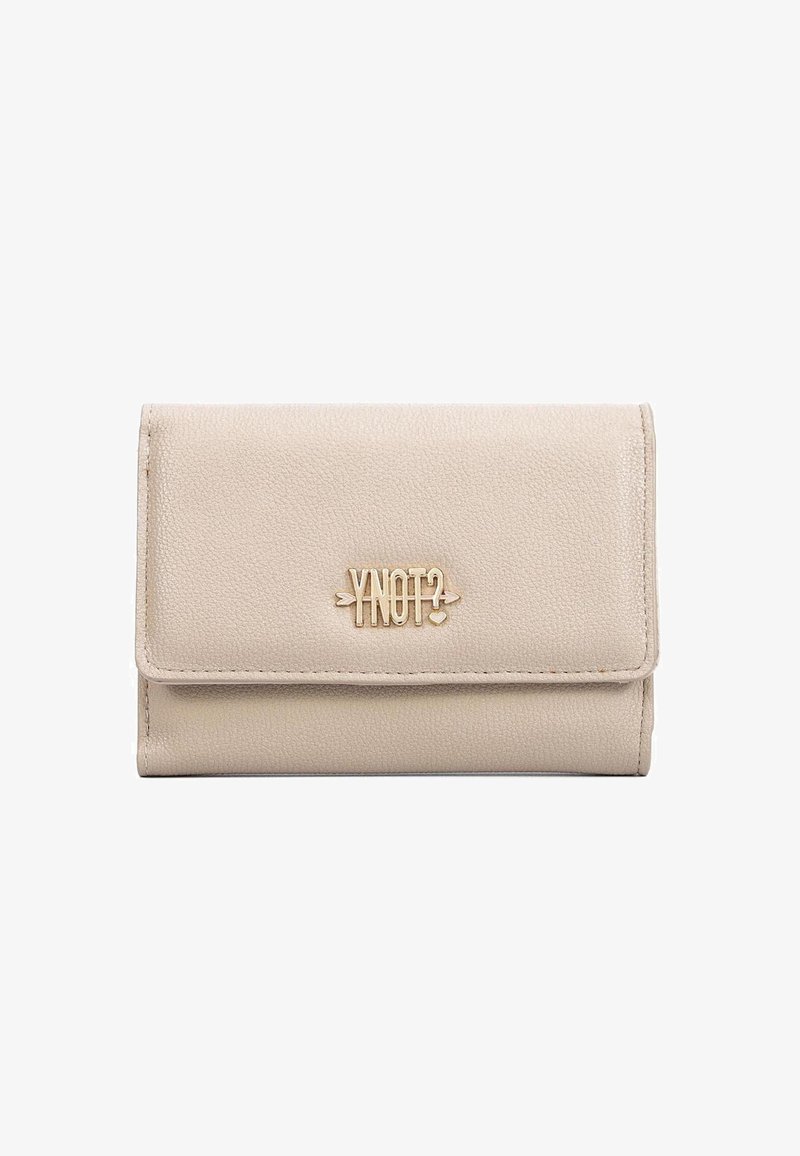 Portafoglio in pelle beige testurizzata con patta e logo in metallo color oro con la scritta "YNOT?" centrato sulla parte anteriore.