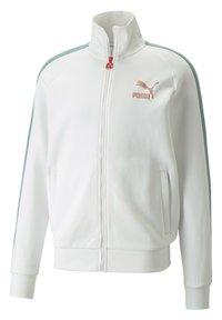 Hvid zip-up jakke med høj krave, teal sidelommer og en lille rød zip-træk. Har frontlommer og Puma-logo i pink.