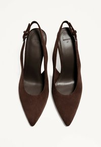 Ruske suknane slingback cipele s dizajnom šiljastog vrha. Imaju remenčić oko gležnja i glatku unutarnju podstavu. Veličina 37.