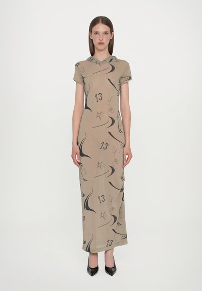 Vestido midi beige con silueta ajustada, mangas cortas y patrones abstractos en negro, que presenta una capucha y aberturas en los laterales.