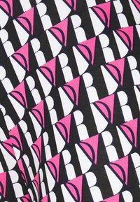 Tissu à motifs présentant des formes géométriques en rose, noir et blanc. Les formes notables comprennent des triangles et des demi-cercles avec des couleurs contrastées.