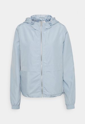 Vaaleansininen hupullinen tuulenpitävä takki edessä vetoketjulla, joustavilla hihansuuilla ja nyörisäätöisellä hupulla.