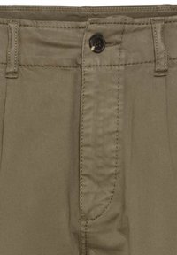 Olijfgroene broeken hebben een rits met een knoopsluiting, riemlussen en een gladde textiele afwerking met subtiele stikdetails.