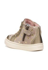 Zapatillas altas en ante beige con patrones de corazones dorados, detalles metálicos dorados, cierre de cordones en la parte frontal, cremallera lateral y suela de goma blanca.