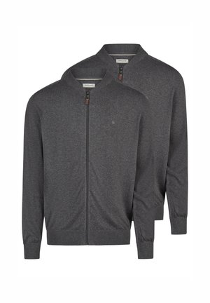 Twee identieke donkergrijze vesten met rits, voorzien van geribbelde manchetten en kraag, naast elkaar geplaatst.