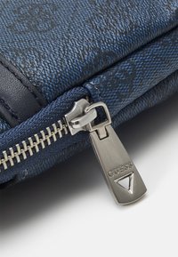 Guess VEZZOLA - Taška s příčným popruhem - blau