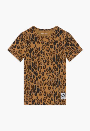 Camiseta marrón de manga corta con manchas de leopardo negras y una pequeña etiqueta con la cara de un panda en el dobladillo inferior sobre un fondo blanco liso.