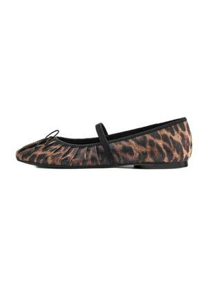 Chaussure plate Mary Jane en tissu imprimé léopard, bordure noire, sangle élastique sur le dessus et petit nœud sur l'avant arrondi.