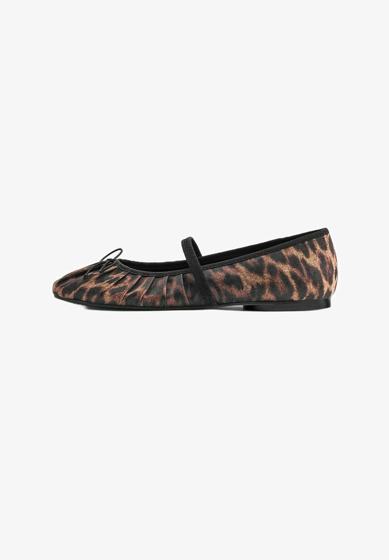 Chaussure plate Mary Jane en tissu imprimé léopard, bordure noire, sangle élastique sur le dessus et petit nœud sur l'avant arrondi.