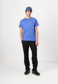 Tommy Jeans SLIM ESSENTIAL FLAG TEE - Camiseta estampada - tempo blue