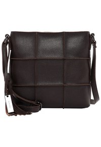 Brązowa skórzana torba na ramię o teksturowanej powierzchni, pikowanym wzorze, regulowanym pasku i subtelnych przeszyciach.