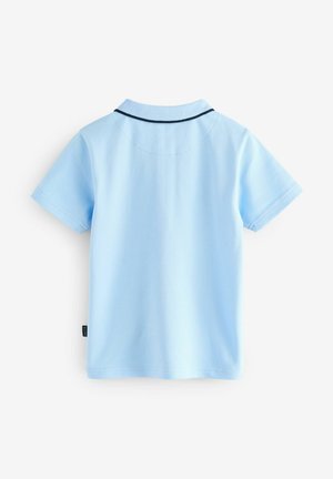 Hellblaues Poloshirt mit kurzen Ärmeln, klassischem Kragen, marineblauen Akzenten entlang des Kragens und geradem Saum. Glatte Baumwollstruktur.