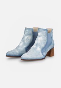 Botas de tobillo azules de cuero con una superficie texturizada, paneles laterales elásticos y un tacón cuadrado de madera.
