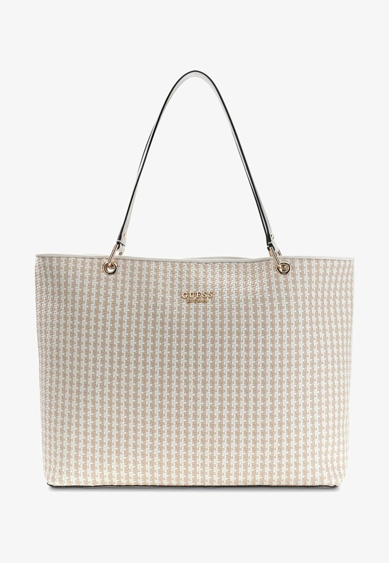 Beige geweven tote tas met zwarte schouderbanden, gouden logo accent en een textuur van ingekruiste patronen. Open topontwerp voor gemakkelijke toegang.