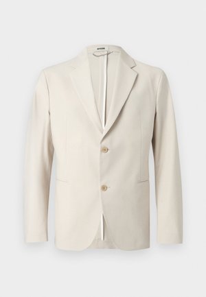 Beige to-knapp blazer med hakkekrager, frontlommer med klaff og lange ermer, vist på ensfarget bakgrunn.