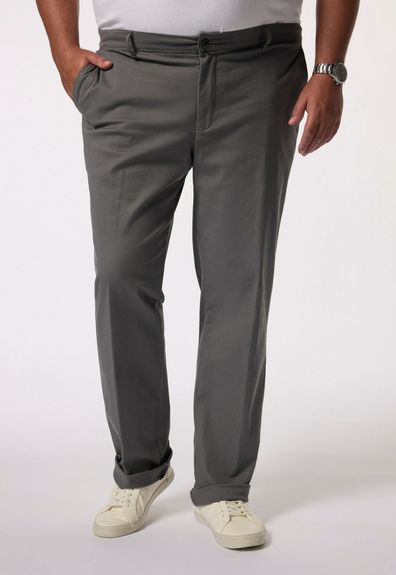 Graue, leichte Hose mit geradem Bein, seitlichen Taschen und Knopfverschluss, kombiniert mit weißen Sneakers.