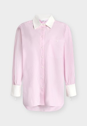 Langærmet skjorte med lodrette pink og hvide striber, hvid krave, hvide manchetter, knaplukning foran og brystlomme med knapdetalje.
