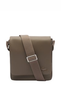 Borsa a tracolla sintetica marrone con texture, dotata di patta, tracolla regolabile e dettagli in metallo argentato. Presenta il logo sul davanti.