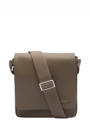 Sac bandoulière synthétique marron texturé avec rabat, sangle réglable et ferrures argentées. Présente un détail logo sur le devant.