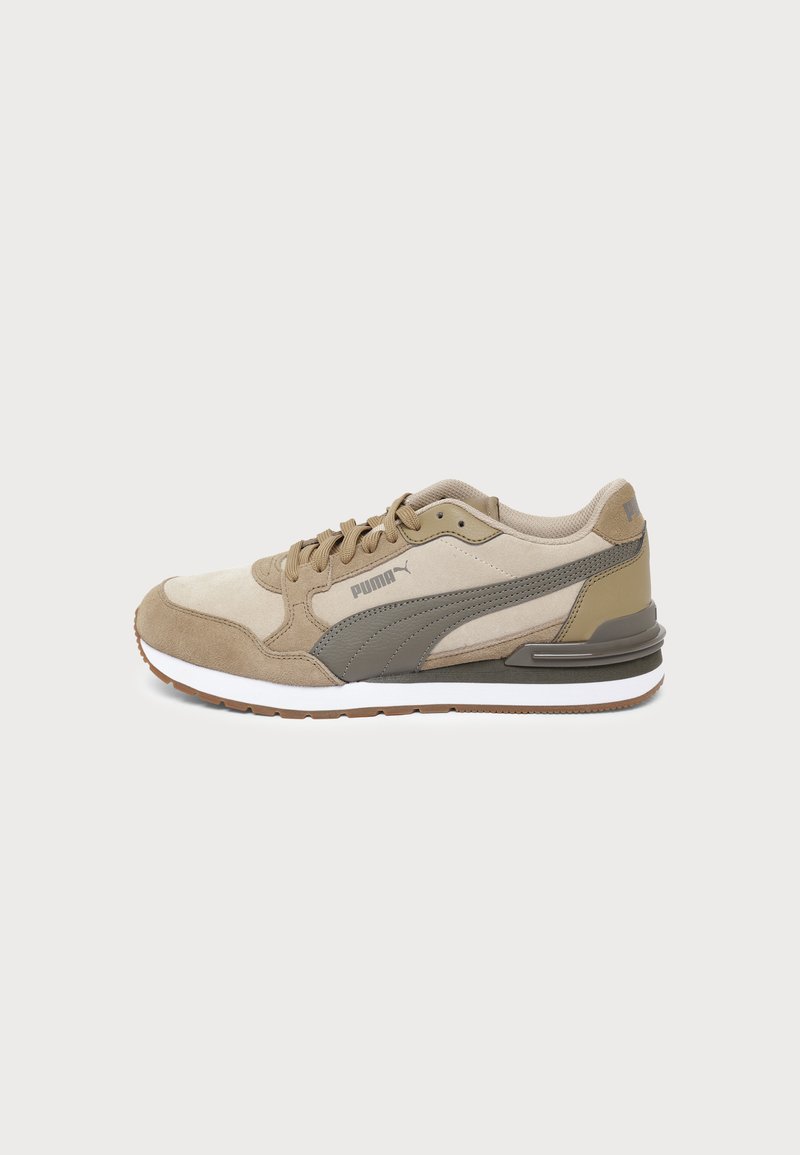 Μπεζ και γκρι αθλητικό παπούτσι Puma με κλείσιμο με κορδόνια και λευκή σόλα, πλαϊνή όψη σε απλό φωτεινό φόντο.