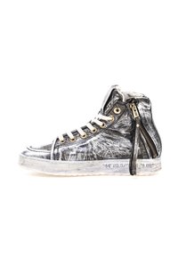 Hoge sneakers van metallic zilver leer met witte veters en een zijkleur. Translucente rubberen zool met geprinte metingen.