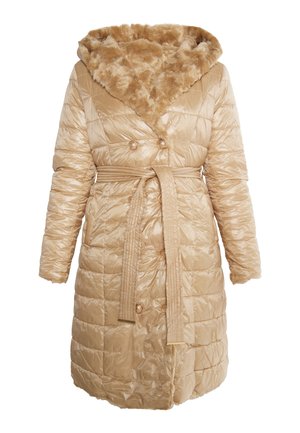 Beige dunjakke med hætte fyldt med kunstpels, bælte i taljen, quiltet tekstur og knapdetaljer. Har lange ærmer og knælængde.