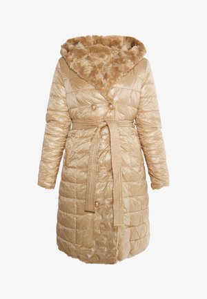 Beige dunjakke med hætte fyldt med kunstpels, bælte i taljen, quiltet tekstur og knapdetaljer. Har lange ærmer og knælængde.