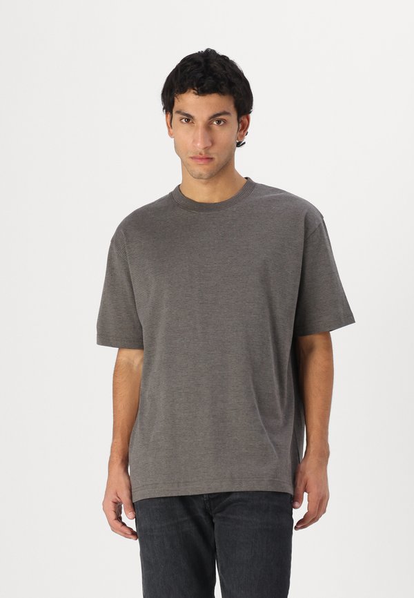 CLAUDIO - Print T-shirt - turkish coffee