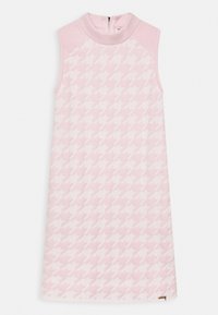 Abito senza maniche di colore rosa con motivo a quadretti houndstooth, colletto alto e zip sul retro. Realizzato in un tessuto a maglia testurizzato.