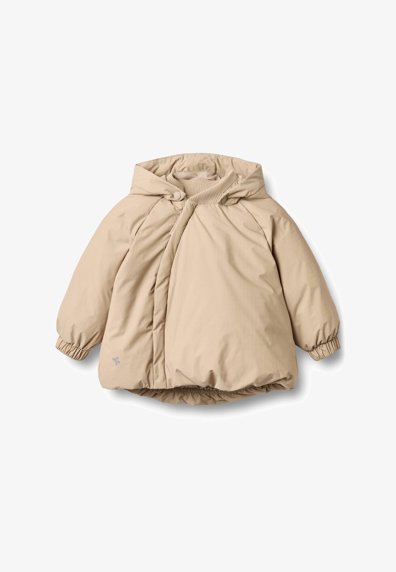 Veste d'hiver rembourrée beige pour enfants avec capuche, poignets élastiques et fermeture éclair asymétrique à l'avant sur fond blanc.