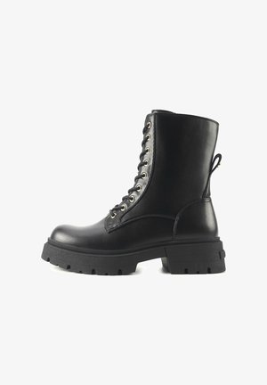 Schwarze Lederkampfstiefel mit runder Spitze, einer robusten Gummisohle, Schnürung vorne und einer Zuglasche an der Ferse für einfaches Anziehen.