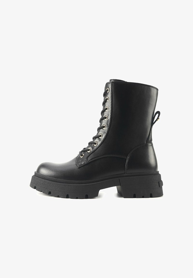 Stivale da combattimento in pelle nera con punta tonda, suola in gomma spessa, chiusura con lacci e linguetta sul tallone per indossarlo facilmente.