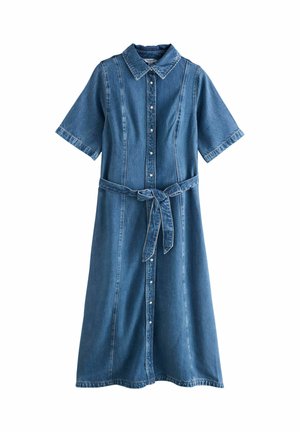 Blå denim midi-kjole med korte ærmer, knaplukning foran, krave og et bundet bælte i taljen.