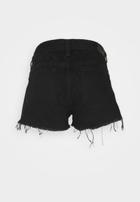 Musta farkkushortsit, joissa on rispaantuneet helmassa ja takataskut, esiteltynä yksinkertaista valkoista taustaa vasten.