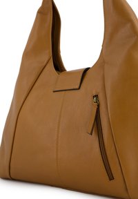 Brązowa skórzana torba o kształcie hobo, z kieszenią zapinaną na zamek, płaskim zamknięciem u góry oraz gładkim, teksturowanym wykończeniem.