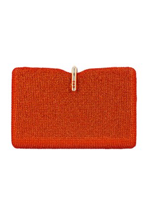 Prostokątna pomarańczowa kopertówka pokryta małymi, błyszczącymi koralikami z złotym zapięciem ozdobionym trzema pomarańczowymi kamieniami.