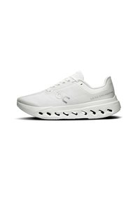 Basket blanc de sport avec une tige en mesh, une semelle moulée avec des évents, et un logo sur le côté. Conçu pour le confort et la respirabilité.