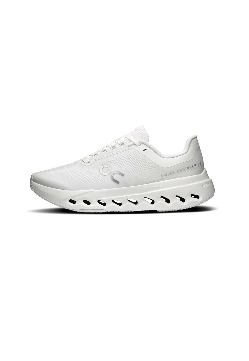 Basket blanc de sport avec une tige en mesh, une semelle moulée avec des évents, et un logo sur le côté. Conçu pour le confort et la respirabilité.